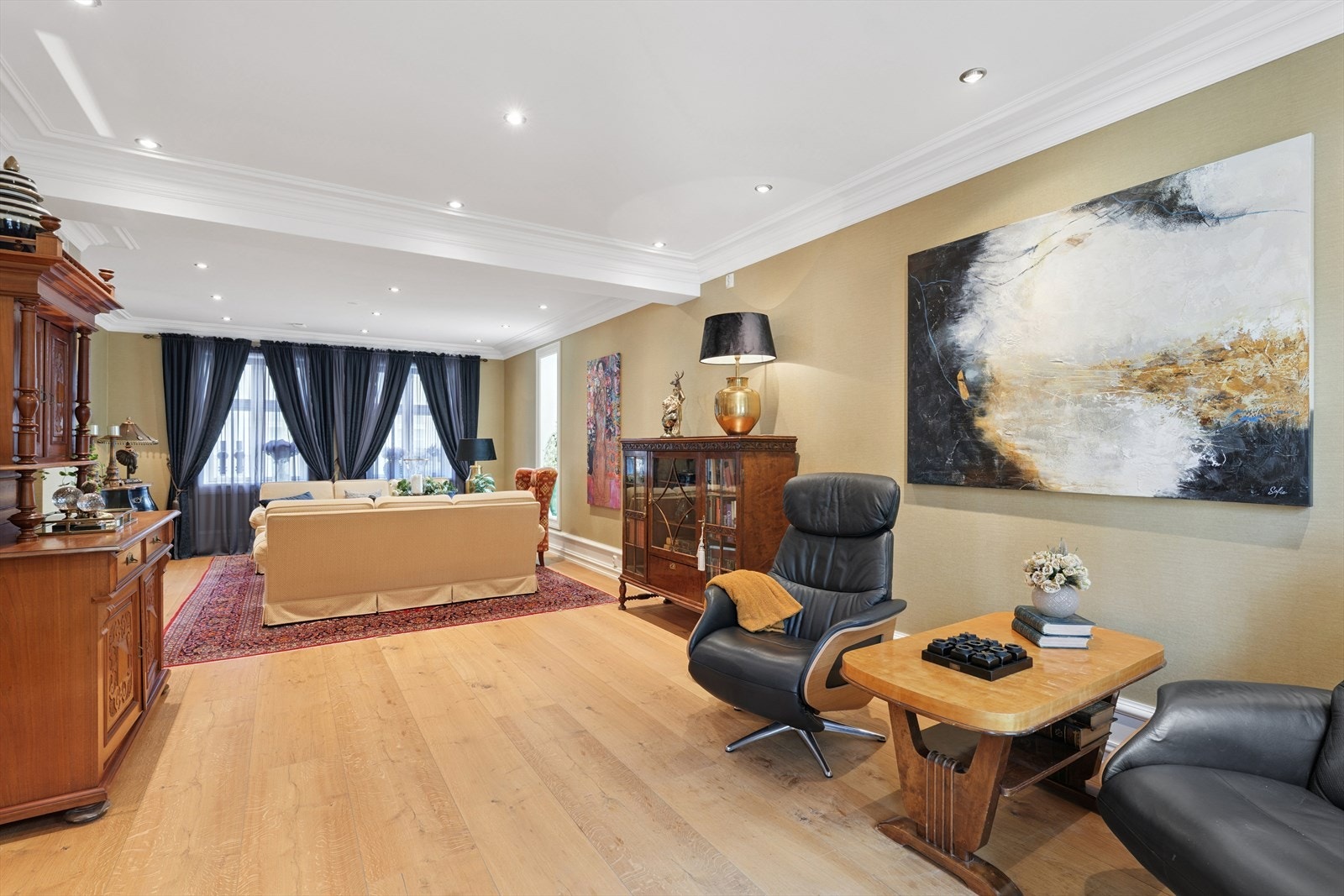 Stuen har flott tregulv Galleribilde