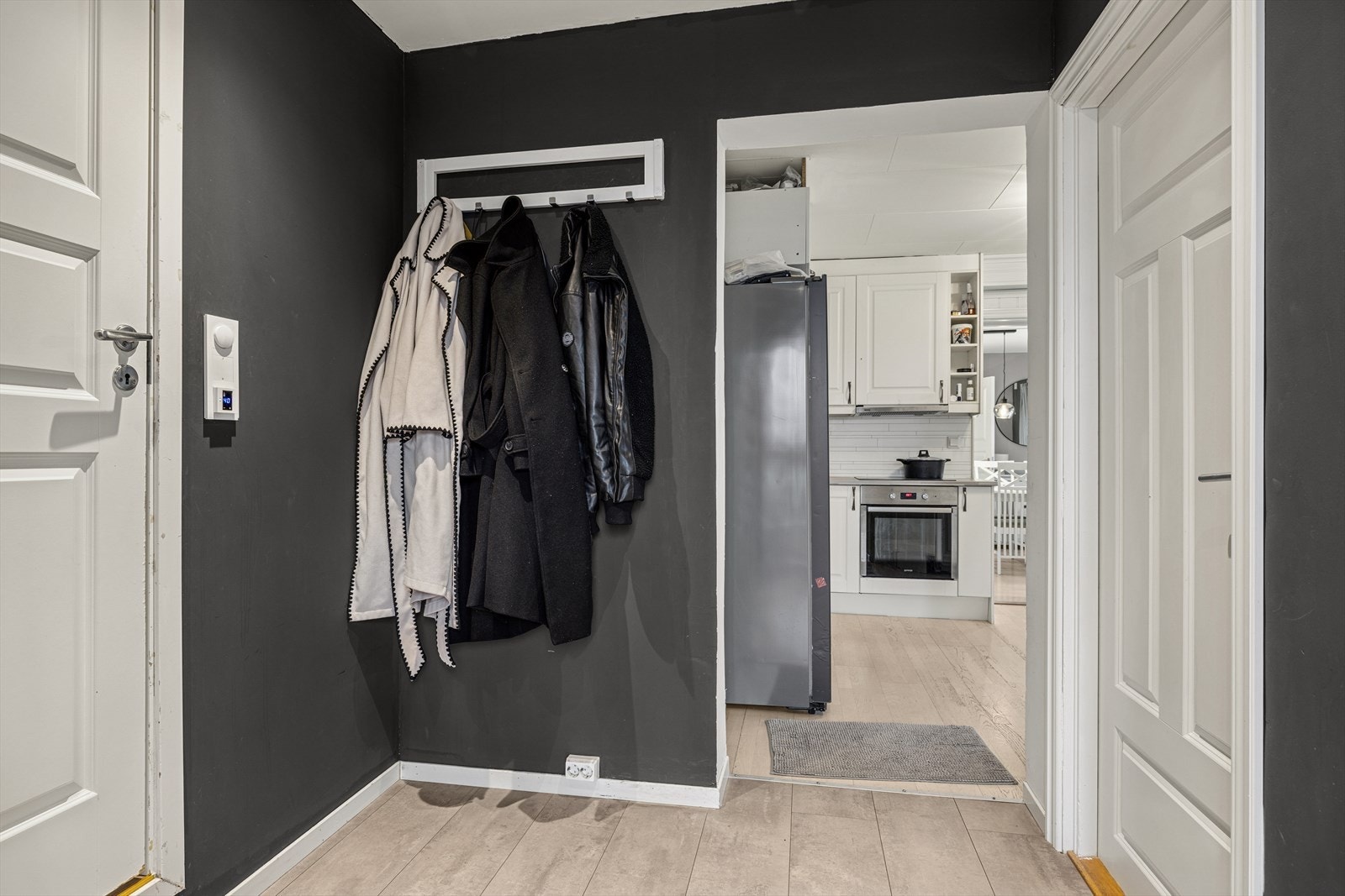 Leiligheten har en romslig entré hvor man har god plass til å henge fra seg yttertøy og sko (se punkt "ferdigattest"). Galleribilde
