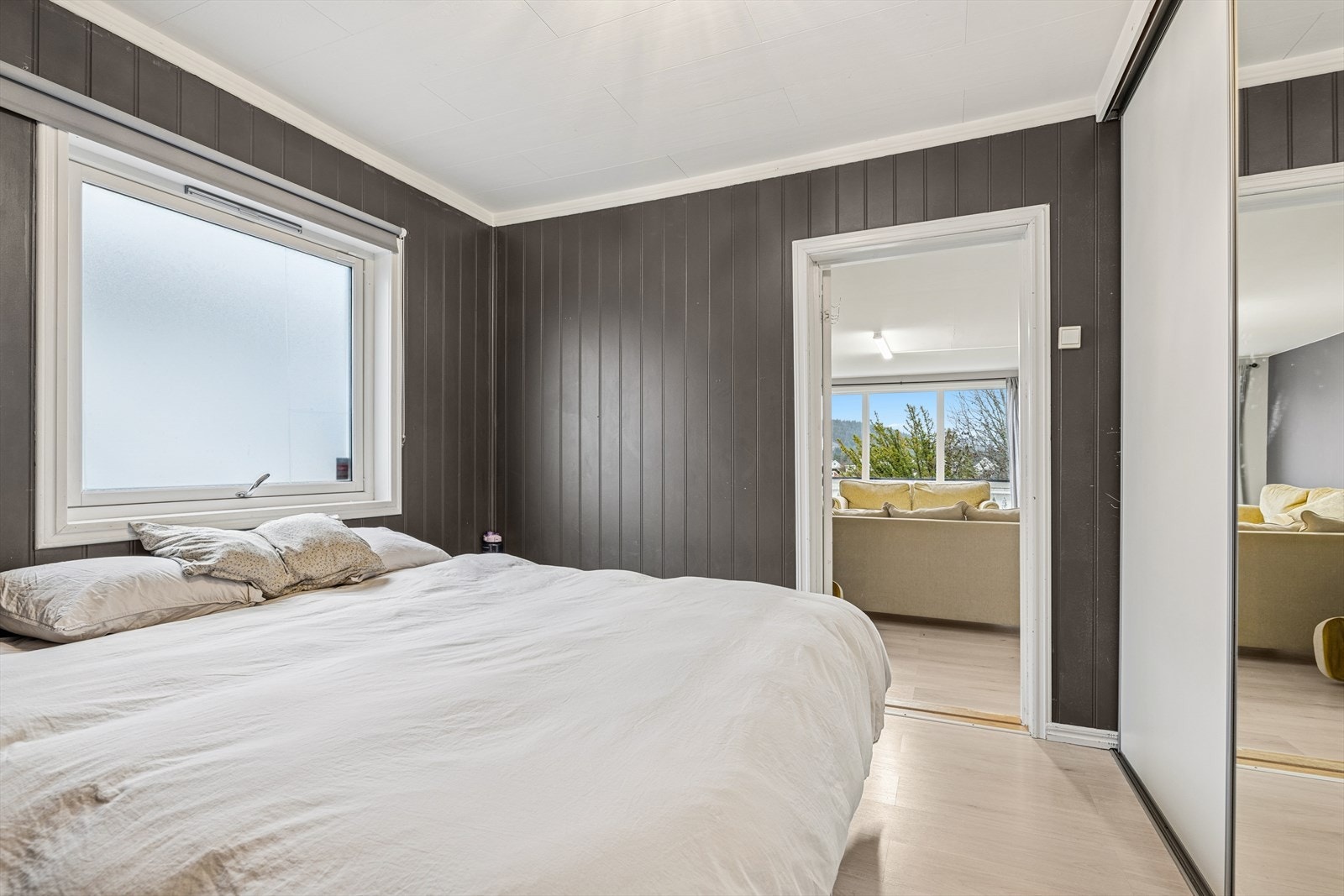 Leiligheten har to soverom. Soverom 1 er utstyrt med skyvedørsgarderobe og har ellers god plass til både dobbeltseng og tilhørende møblement. Galleribilde