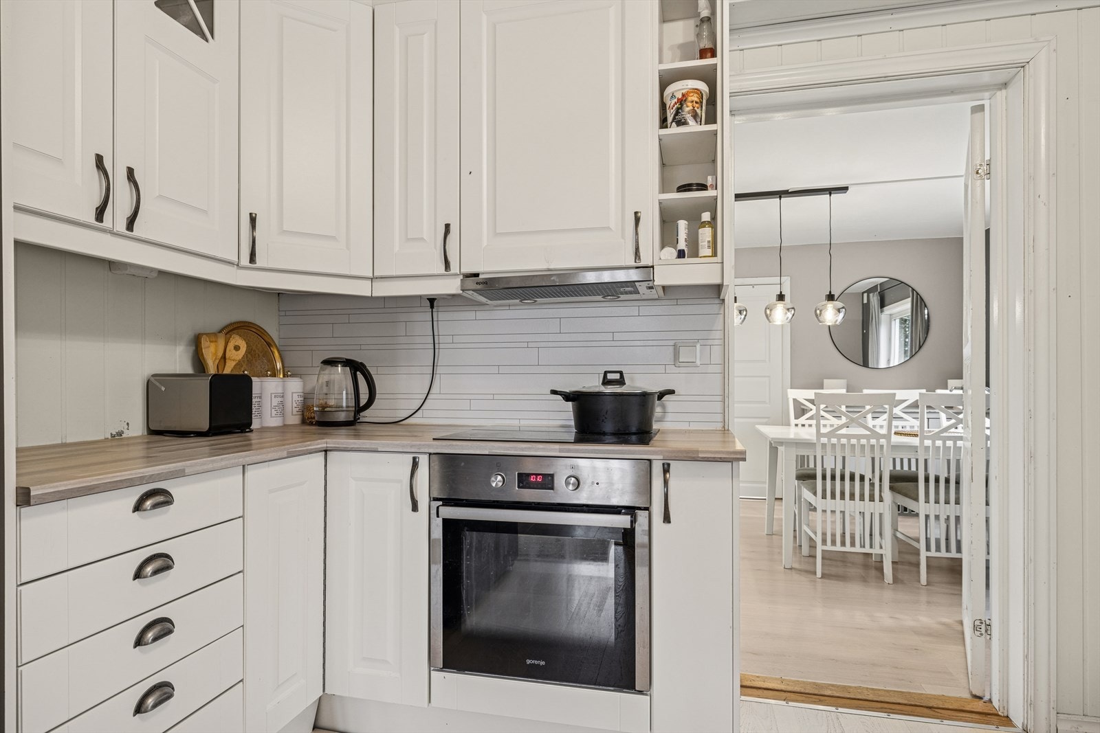 Kjøkkenet er ellers utstyrt med frittstående kjøleskap, oppvaskmaskin, stekeovn, koketopp og kjøkkenventilator med avtrekk ut. Galleribilde