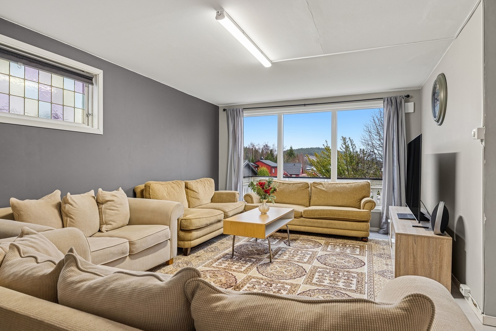Stuen er lys og innbydende med store vindusflater som sørger for rikelig med naturlig lys. Galleribilde
