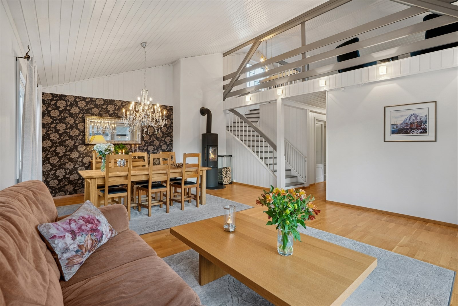 Den gode takhøyden gir en luftig atmosfære. Galleribilde