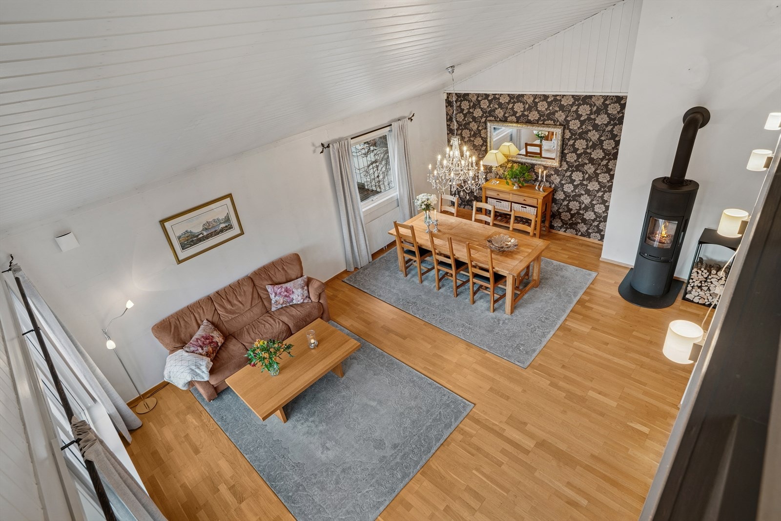 Lys og romslig stue. Galleribilde