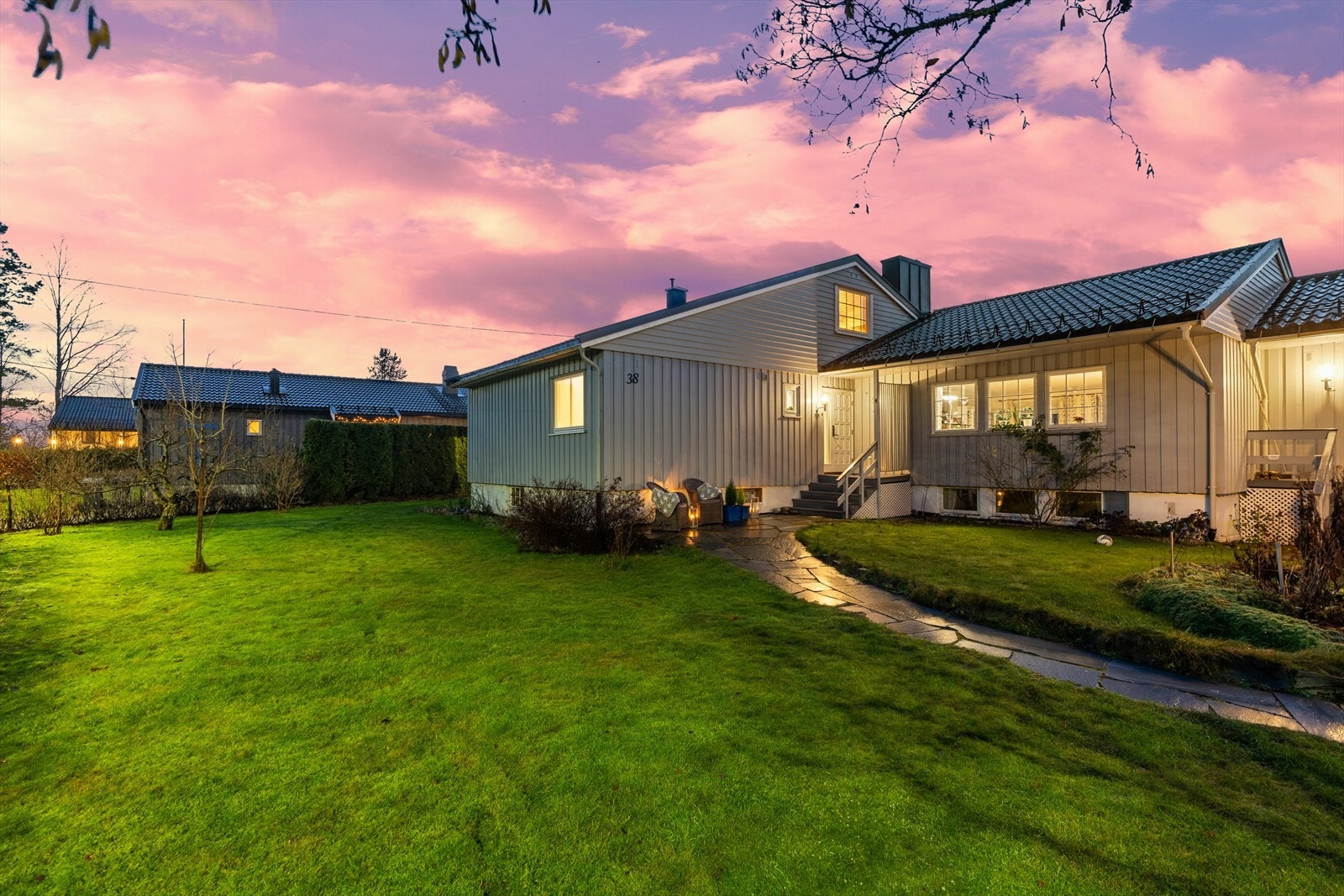 Eiendomsmegler Ole-Kristian Sverre presenterer Nylenda 38! Solrik og romslig tomt med god plass for liten og stor. Galleribilde