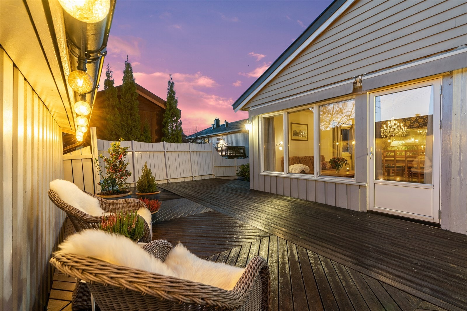 Terrasseplatting på ca. 65 kvm gir god plass til utemøbler og er orientert mot syd og vest. Galleribilde