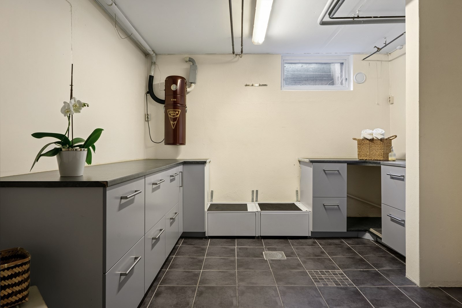 Vaskerommet er funksjonelt med god lagringsplass og opplegg for vaskemaskin. Galleribilde