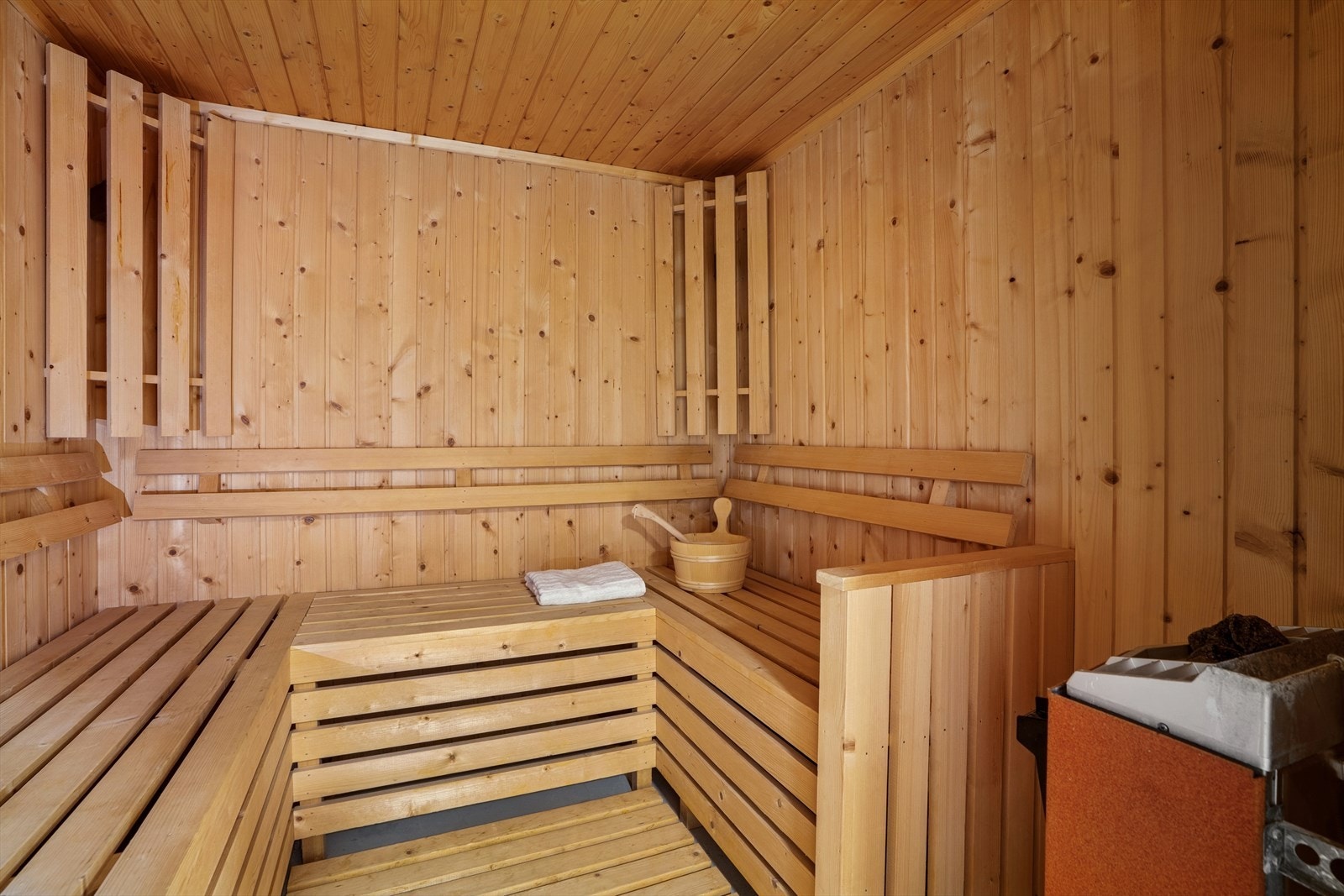 Fra badet er det adkomst til en badstue med plassbygde benker og badstuovn. Merk at badet og badstuen opprinnelig er godkjent som ikke utgravd , se punkt ferdigattest for mer informasjon. Galleribilde