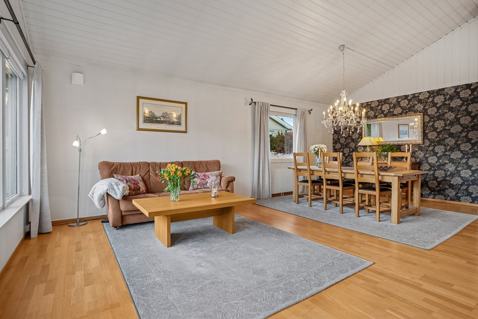 Oppholdsrommets gode utforming gir fleksible muligheter for naturlig soneinndeling - perfekt for å skape egne soner til både avslapning, måltider og sosialt samvær. Galleribilde