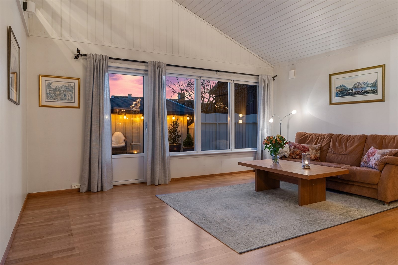 Fra stuen er det utgang til en syd- og vestvendt terrasse på hele 65 m². Galleribilde