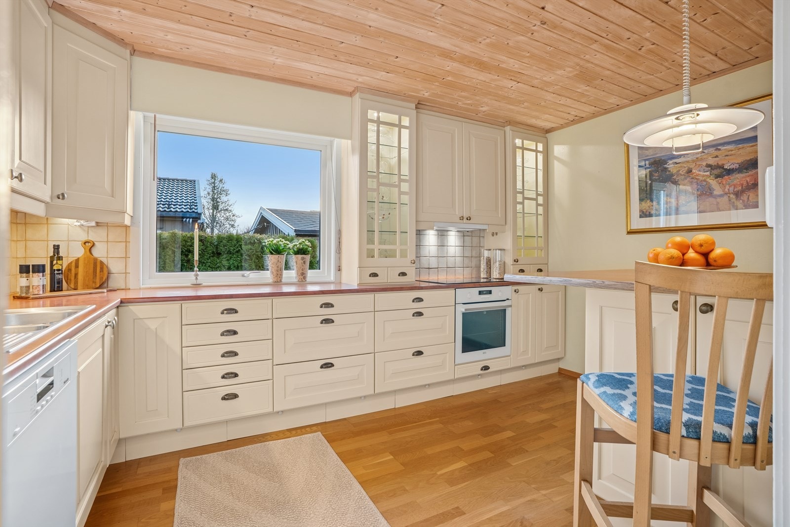 Soklene er utformet som skuffer for ekstra lagringsplass. Galleribilde