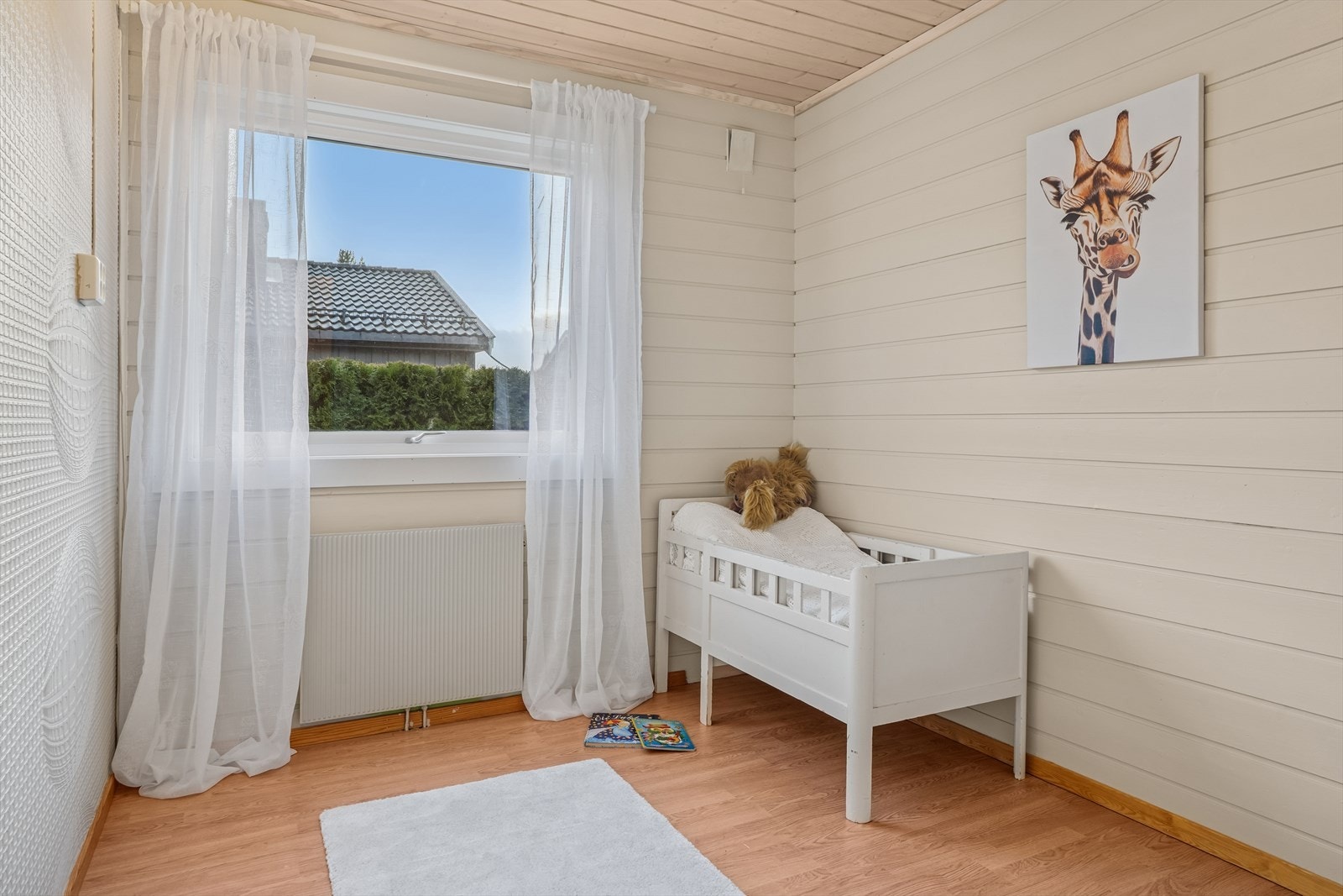 Lyst og romslig barnerom. Galleribilde