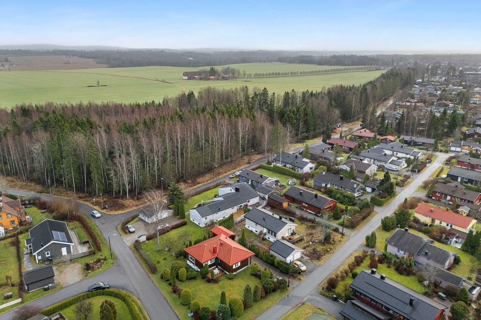 Nylenda 38 er en vertikaldelt tomannsbolig med attraktiv beliggenhet i Ås. Galleribilde