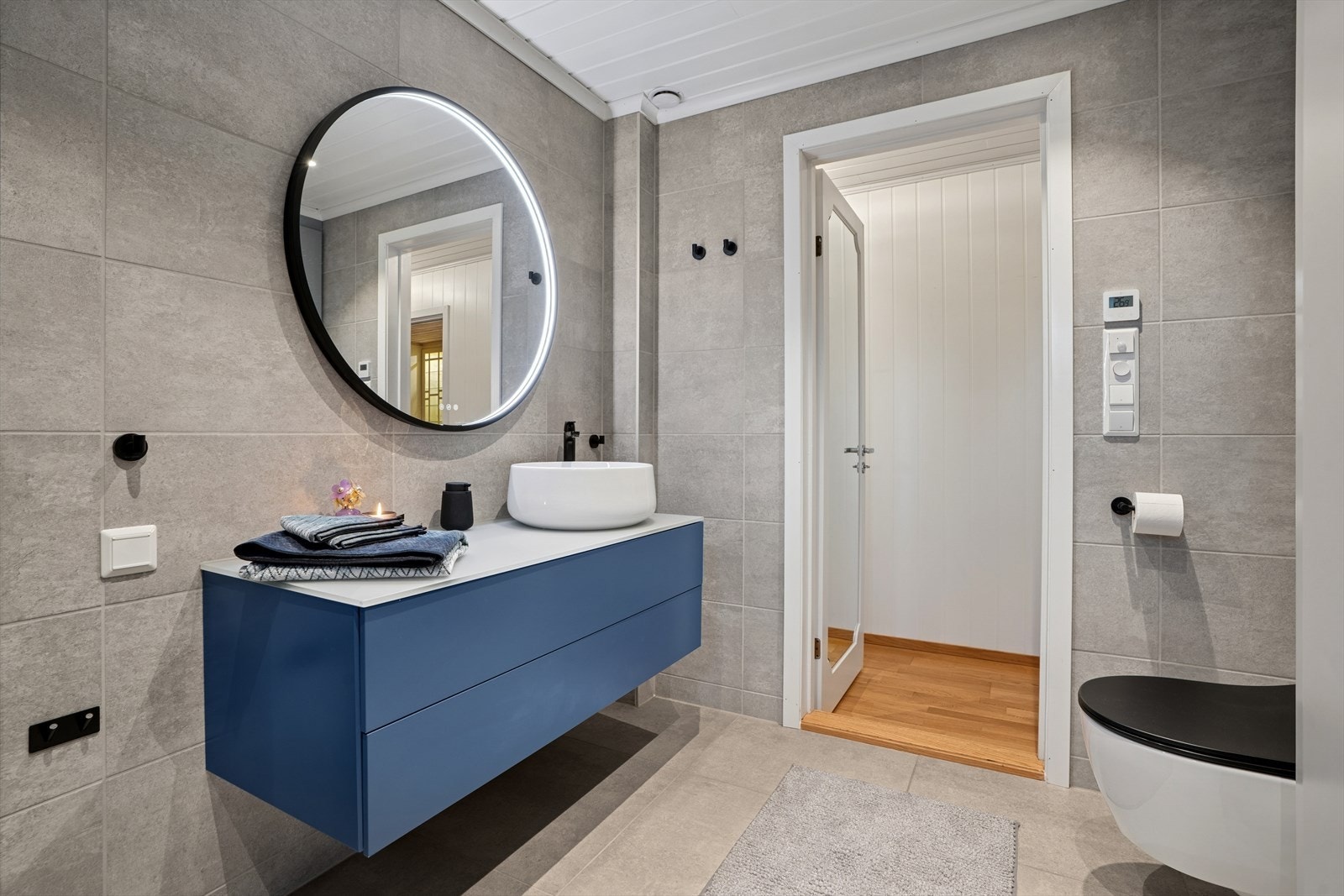 Moderne bad i første etasje som ble totalrenovert av håndverksfirma i 2022. Galleribilde