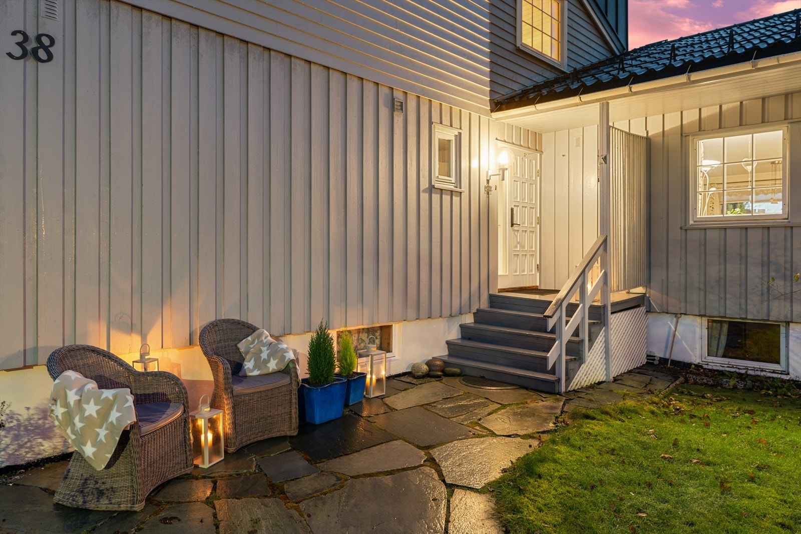 Hyggelig inngangsparti med hellelagt gangvei. Galleribilde