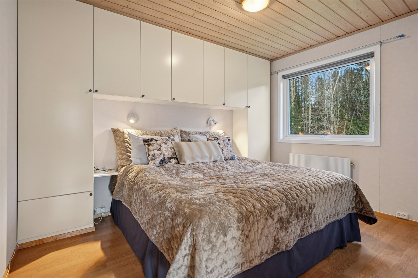 Hovedsoverommet er utstyrt med garderobeskap som er bygget rundt sengen. Galleribilde