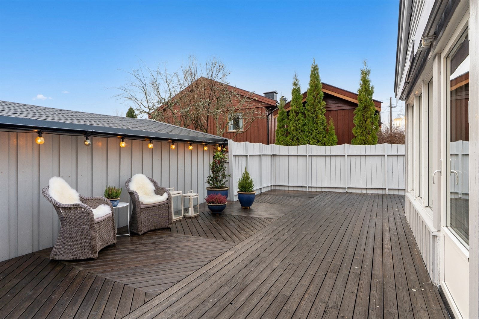 God plass til utemøbler gjør terrassen til et ideelt sted for avslapning og sosiale sammenkomster. Galleribilde