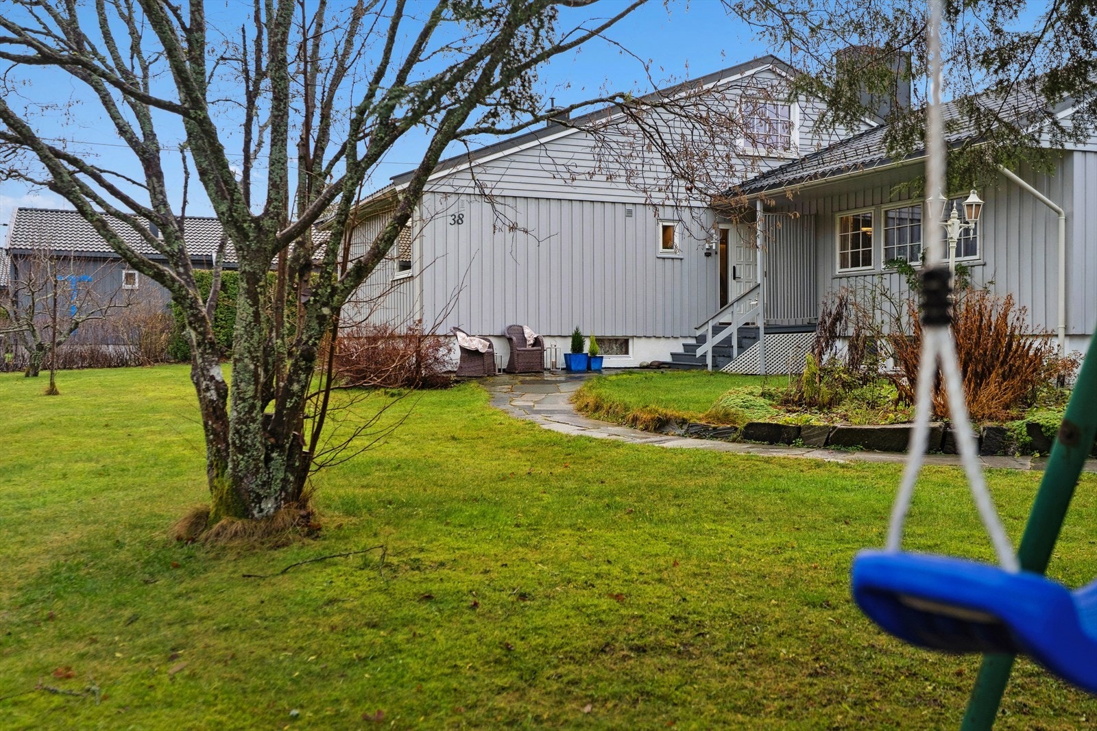 Romslig hage som innbyr til både lek og avslapning. Galleribilde