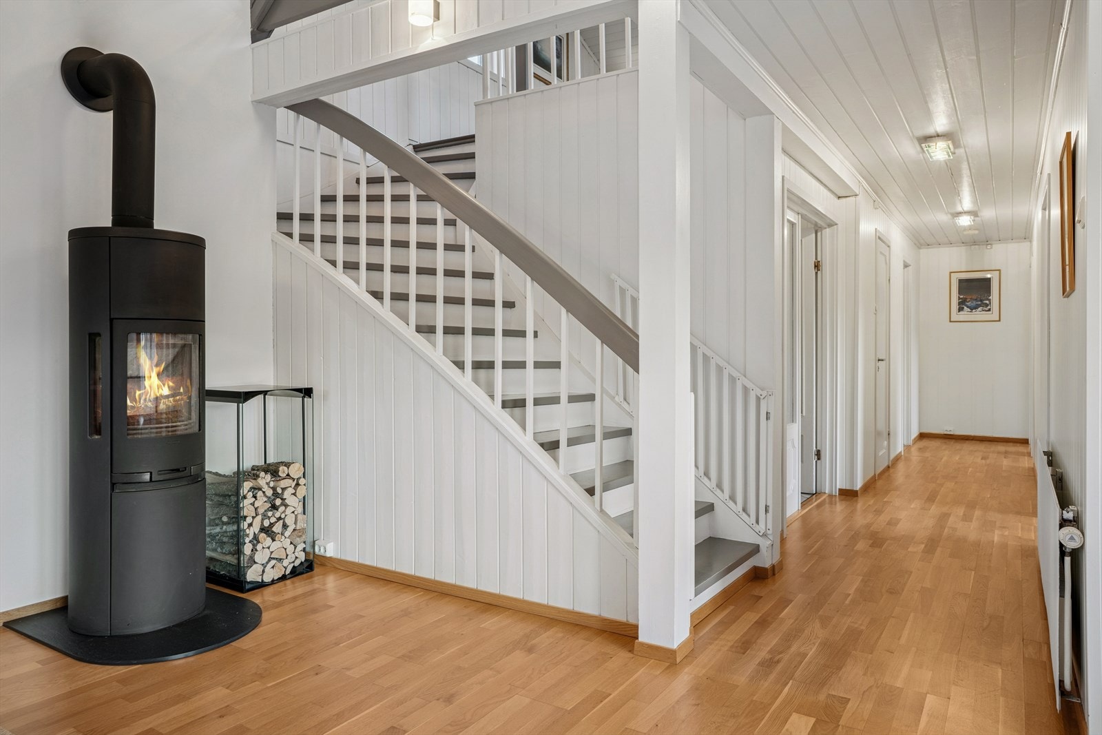 Boligen er gjennomgående med parkett og laminat på gulvet, og lyse vegger. Galleribilde