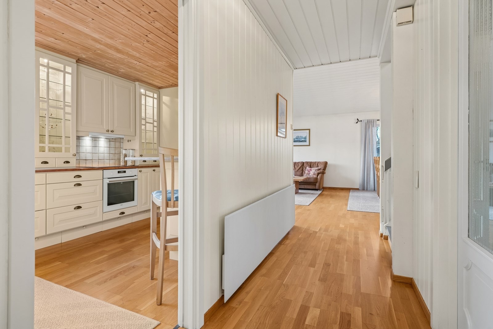 Kjøkkenet ligger praktisk til i eget rom ved siden av stuen. Galleribilde