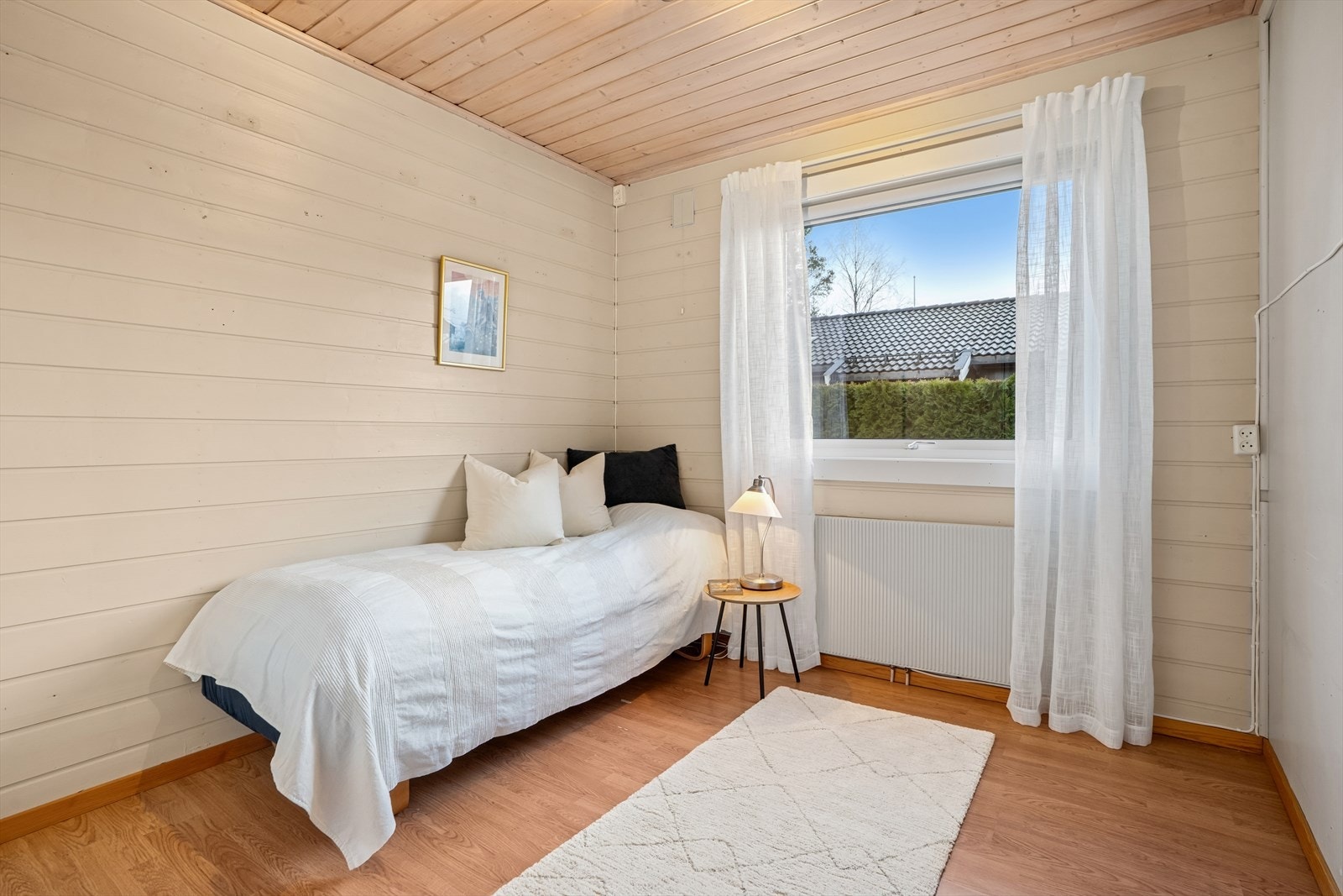 Boligen byr på tre gode soverom i 1.etasje. Galleribilde