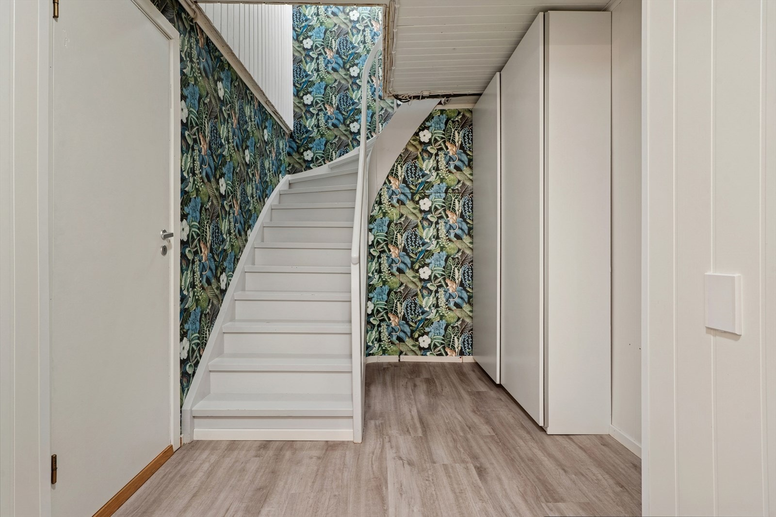 Malt tretrapp gir tilgang til boligens øvrige etasjer, med pent laminatgulv som gir en slitesterk overflate. Galleribilde