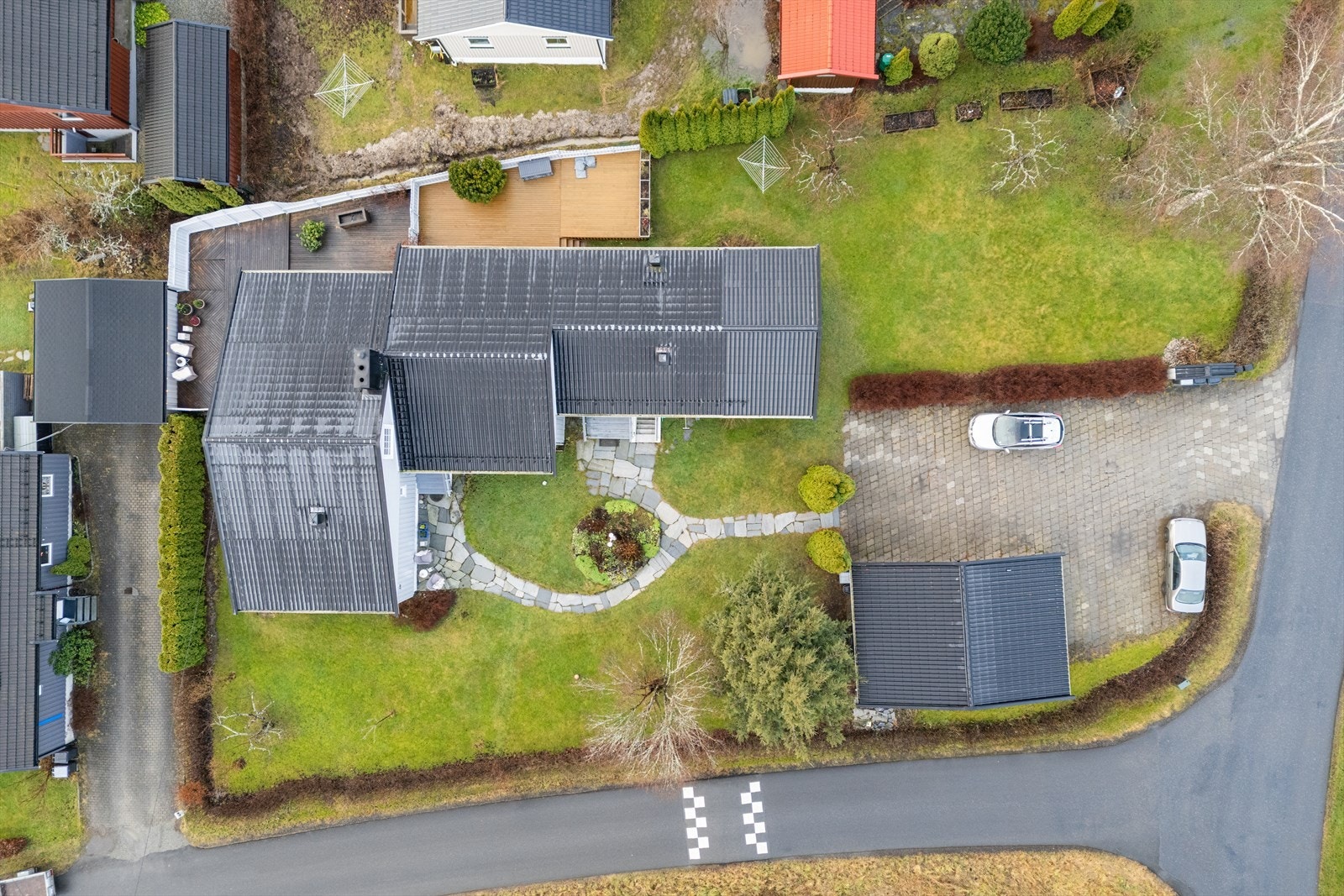 Eiendommen har en stor hage med plen og terrasse, ideell for utendørsaktiviteter. Galleribilde