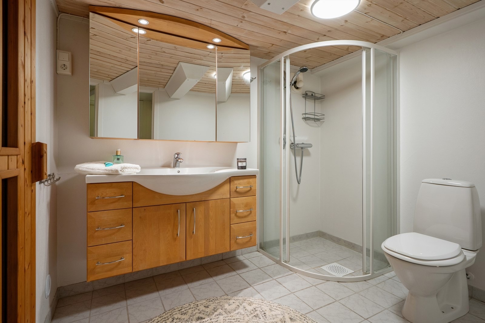 Badet i kjelleren ble pusset opp på egeninnsats i 2000, og har flislagt gulv med elektriske varmekabler og malte vegger. Galleribilde