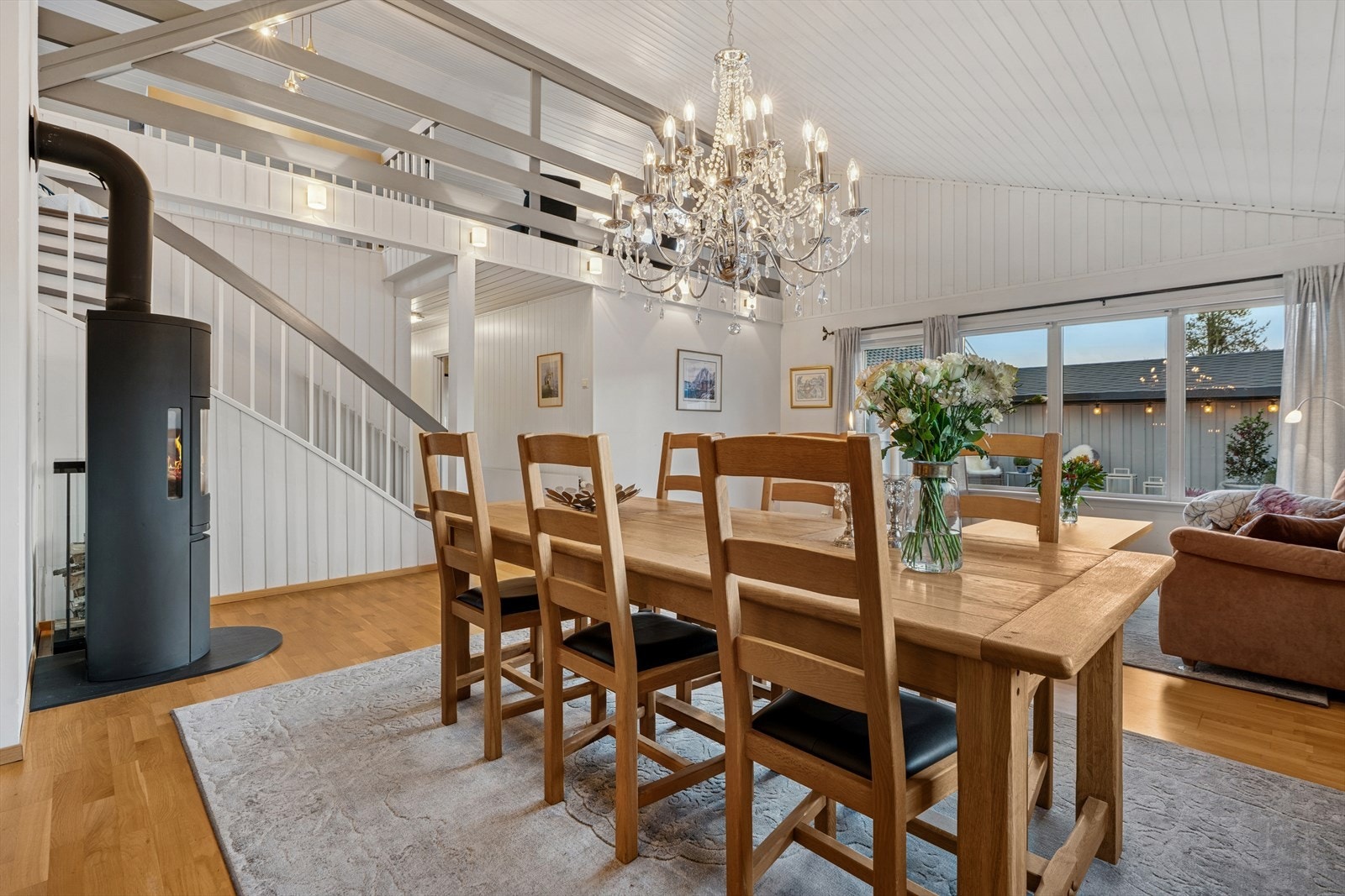 Det er god plass til en spisegruppe hvor du kan invitere gjester til hyggelige sammenkomster. Galleribilde