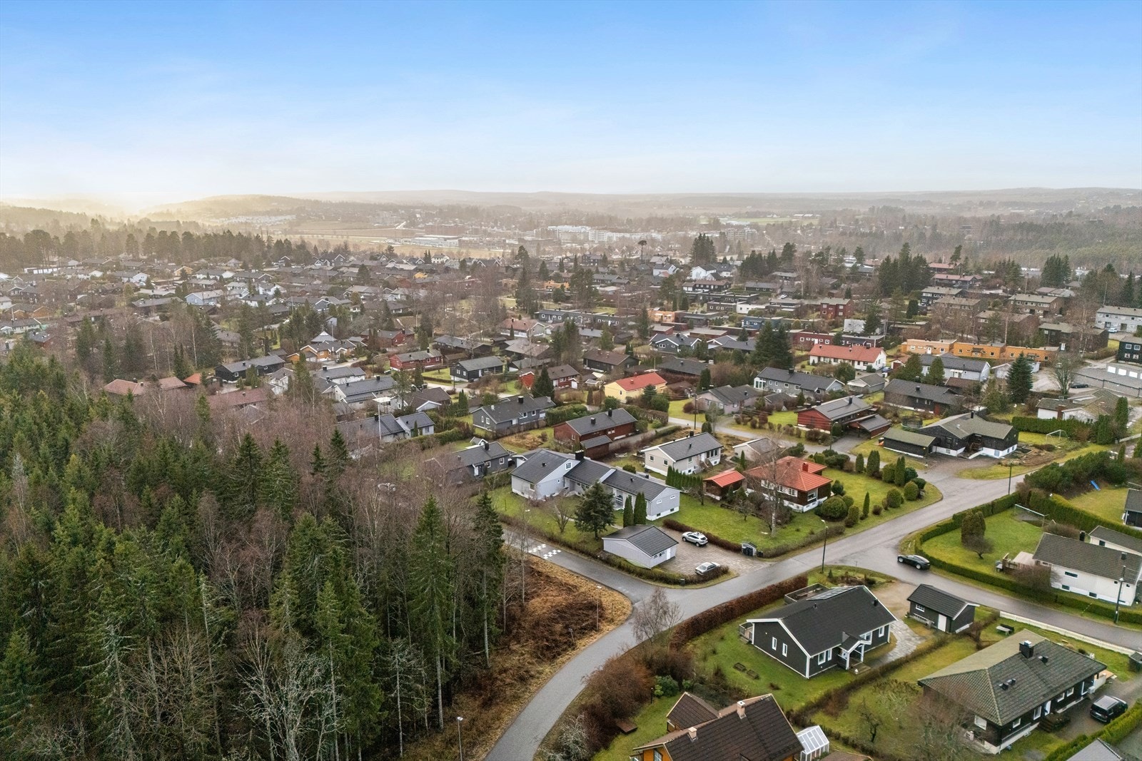 Her bor du med kort vei til barneskoler, barnehager og Ås sentrum, som tilbyr et bredt utvalg av offentlige og private servicetilbud - blant annet dagligvarebutikker, vinmonopol, apotek, restauranter og kafeer. Galleribilde