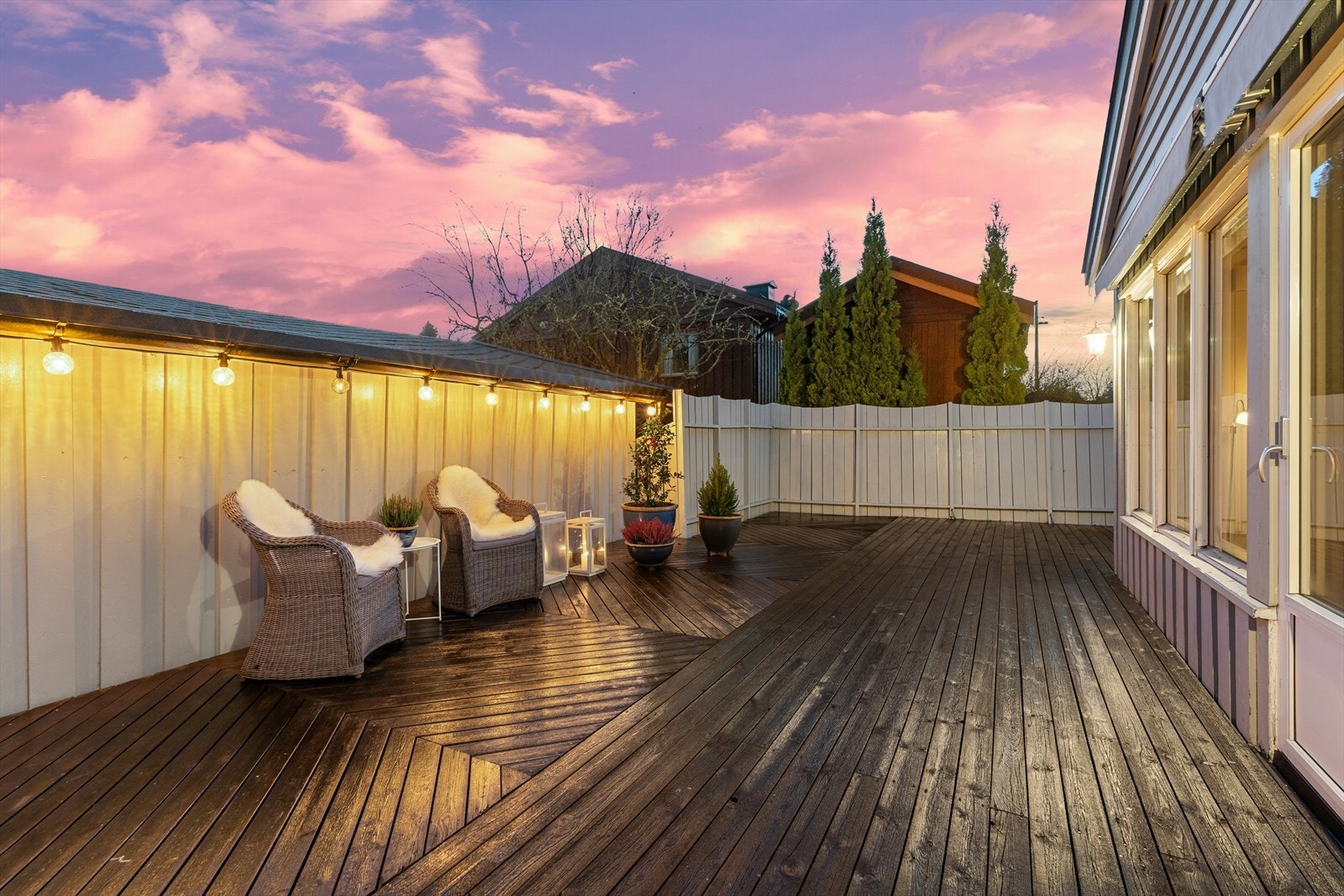 Solrik og romslig terrasse som er perfekt for grilling, avslapning og hyggelige stunder med familie og venner. Galleribilde