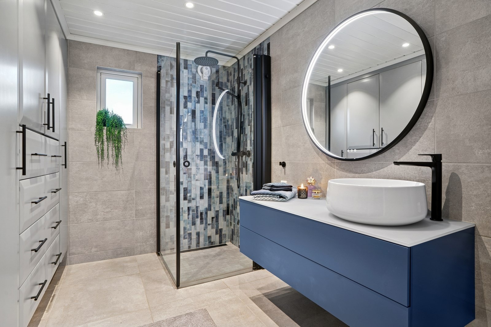 Lekker baderomsinnredning med toppmontert servant og romslige skuffer. Galleribilde