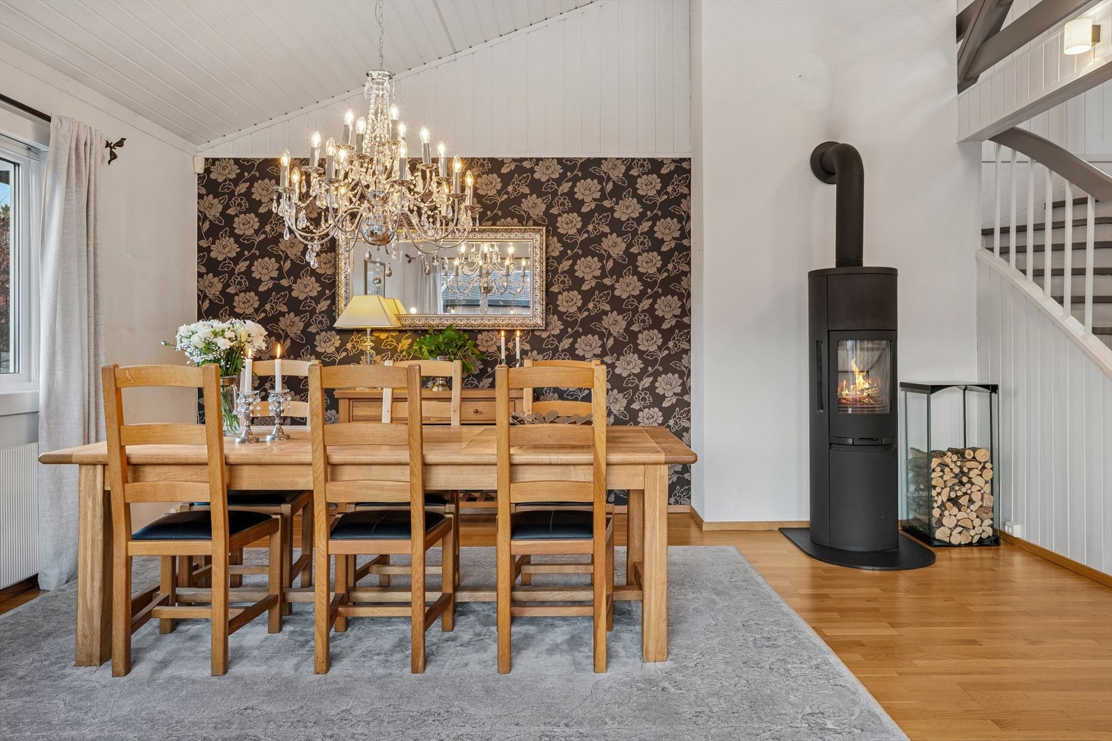 Stuen er utstyrt med en moderne peis som varmer godt på de kjølige dagene. Galleribilde