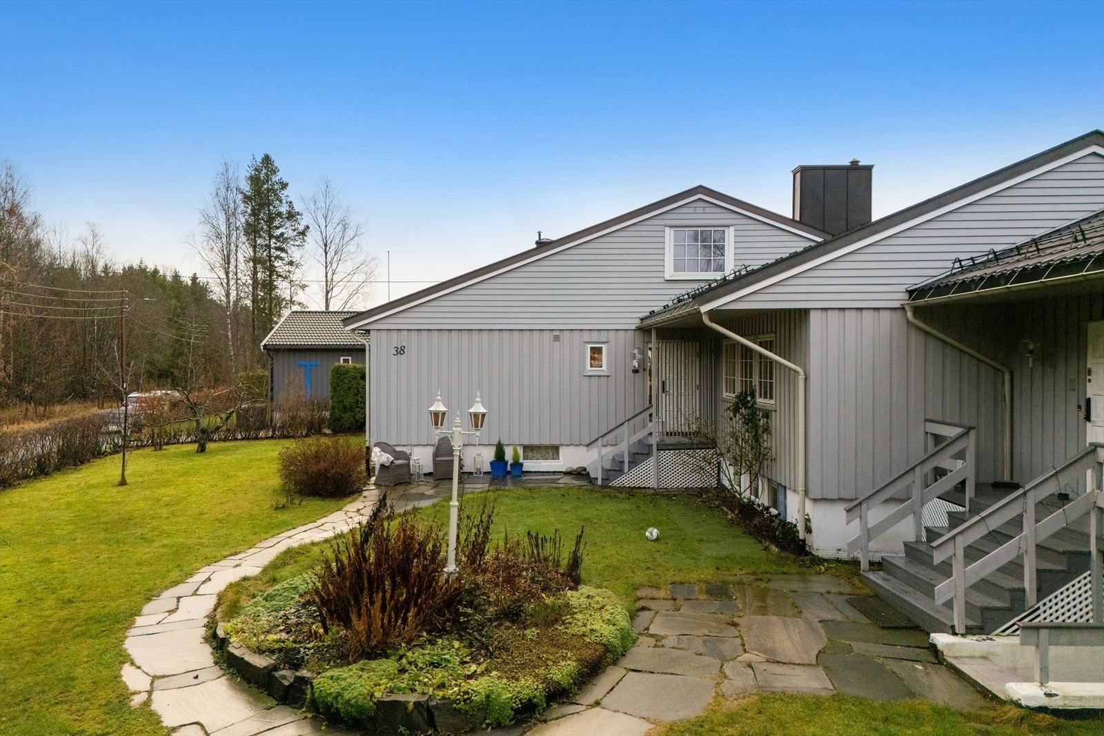 Vertikaldelt tomannsbolig med fine uteområder. Galleribilde