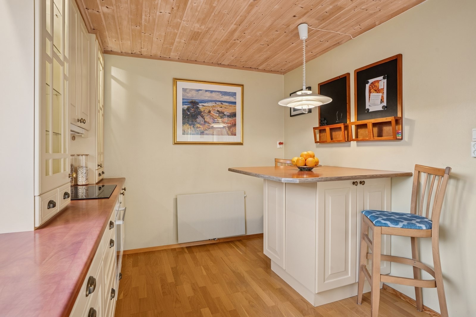 Kjøkkenet har en praktisk spiseplass med benk og oppbevaringsskuffer. Galleribilde