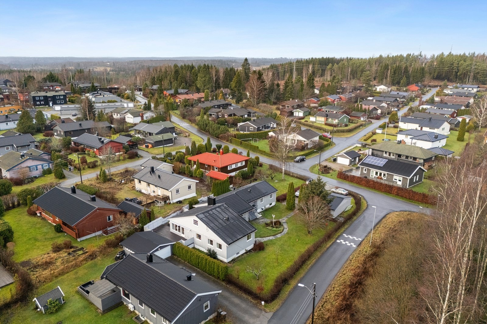 Solrik og romslig tomt med god plass for liten og stor. Galleribilde