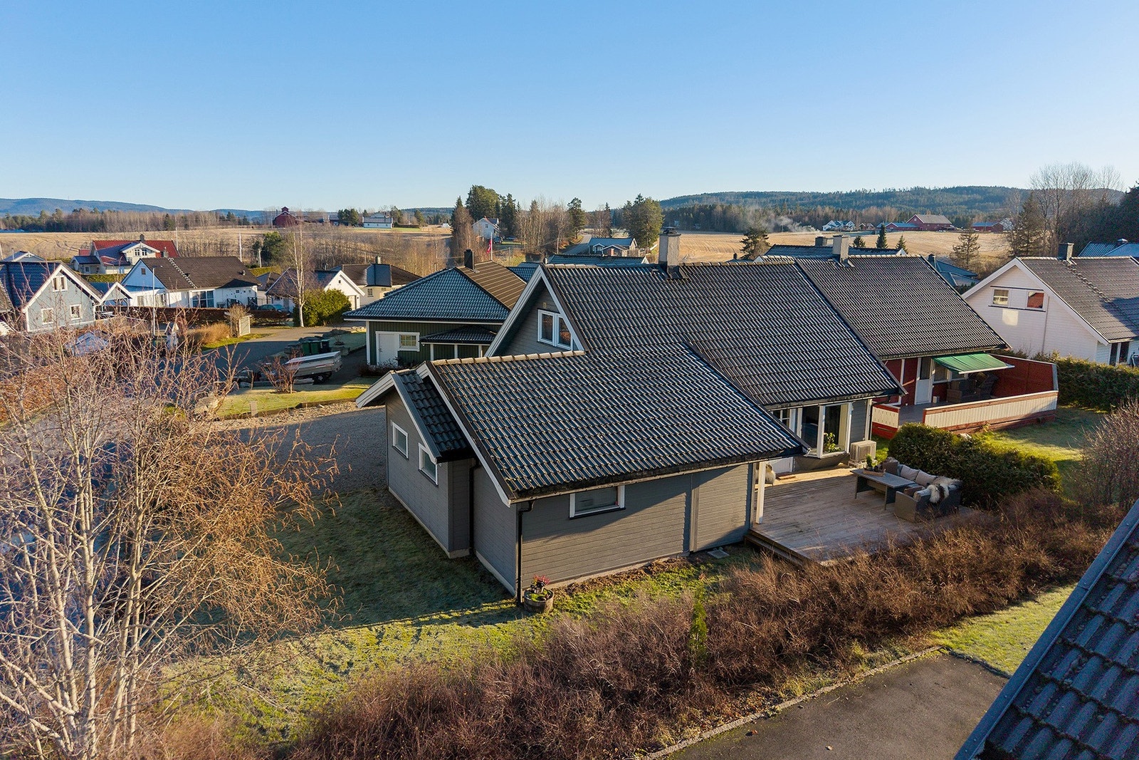 Eiet tomt opparbeidet med blant annet gressplen, hekk og diverse hyggelig beplantning. Galleribilde