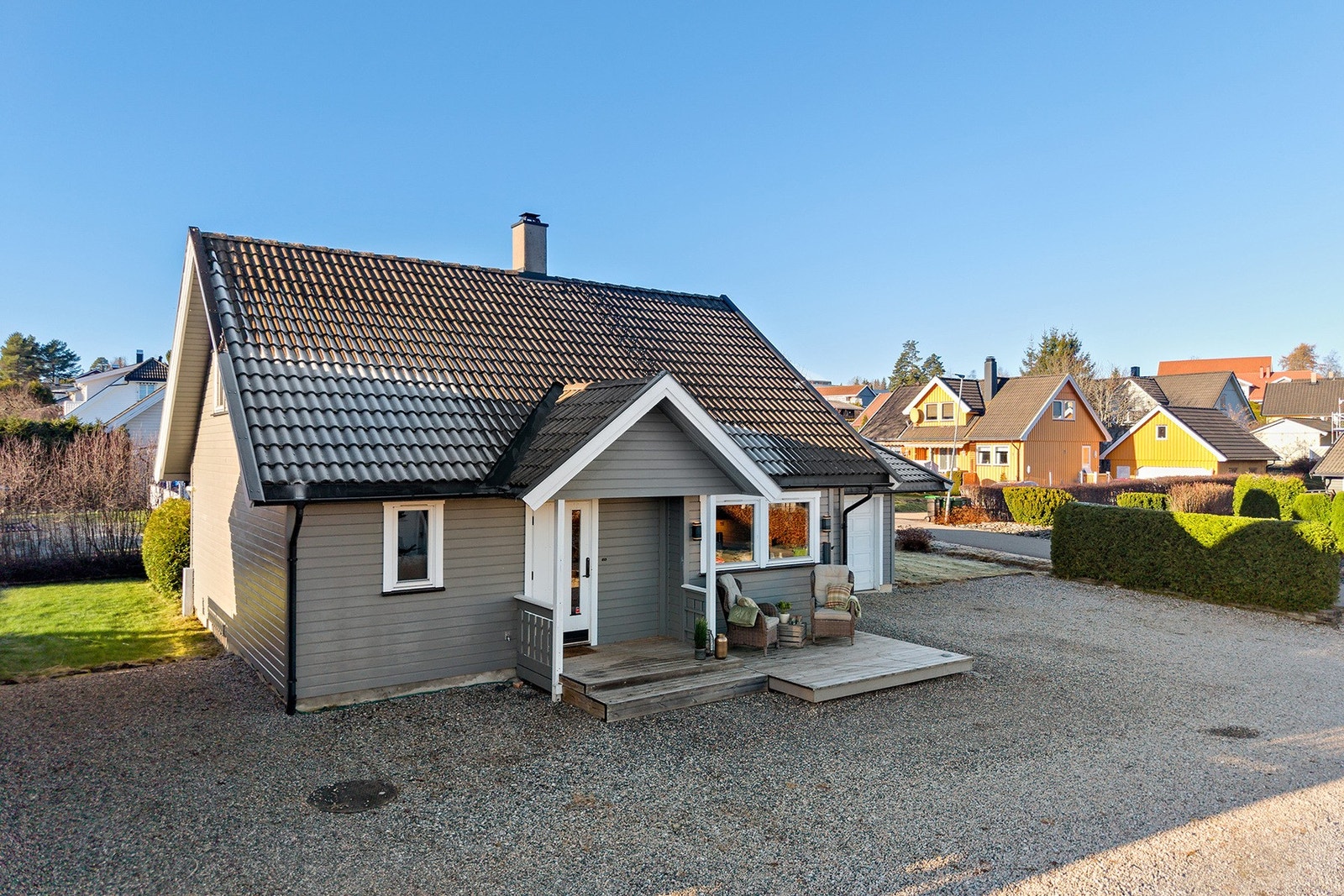 En trivelig og velholdt enebolig fra 1994 med familievennlig beliggenhet og en praktisk planløsning. Galleribilde