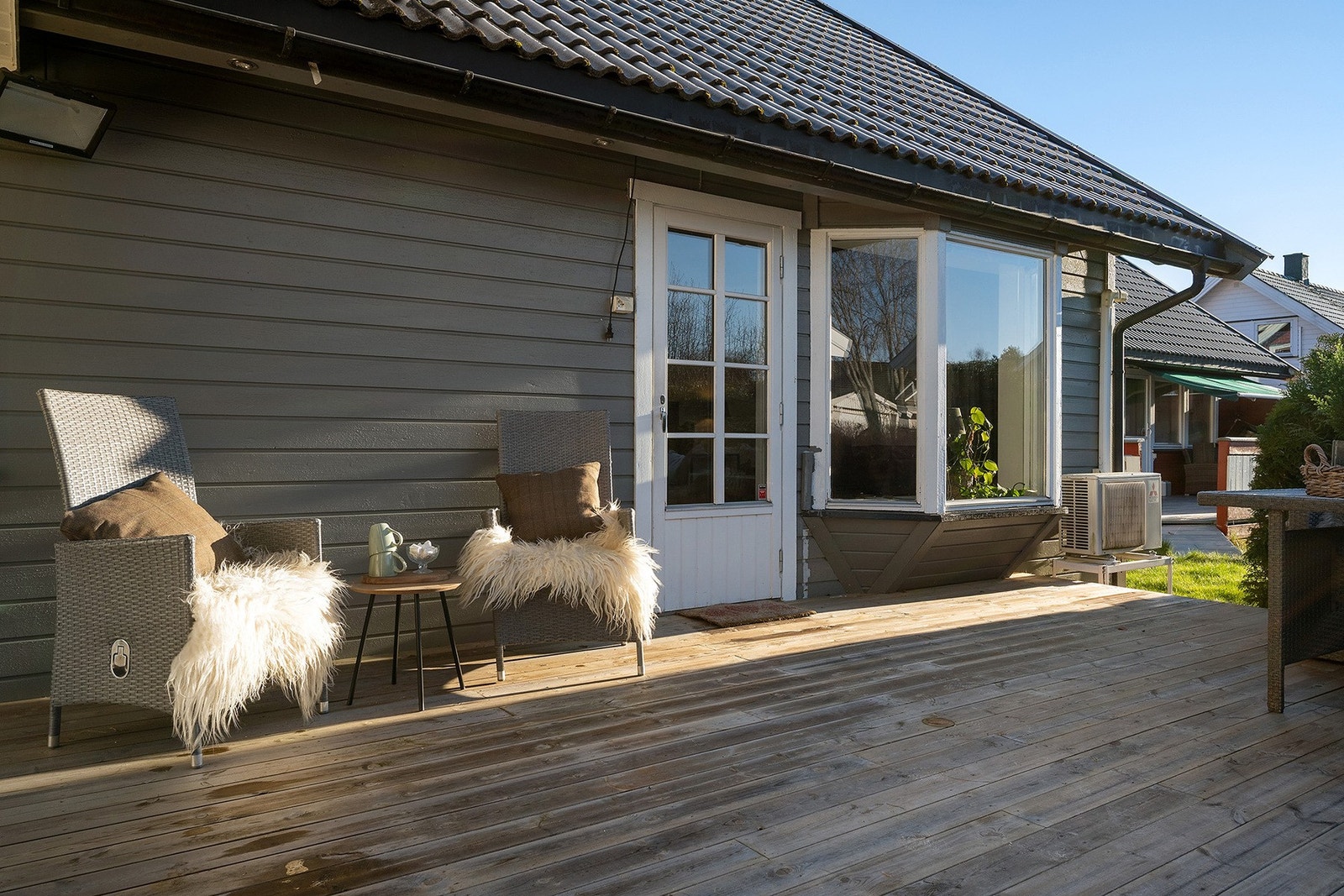 Den flotte uteplassen blir en naturlig forlengelse av oppholdsrommet på varme dager. Galleribilde