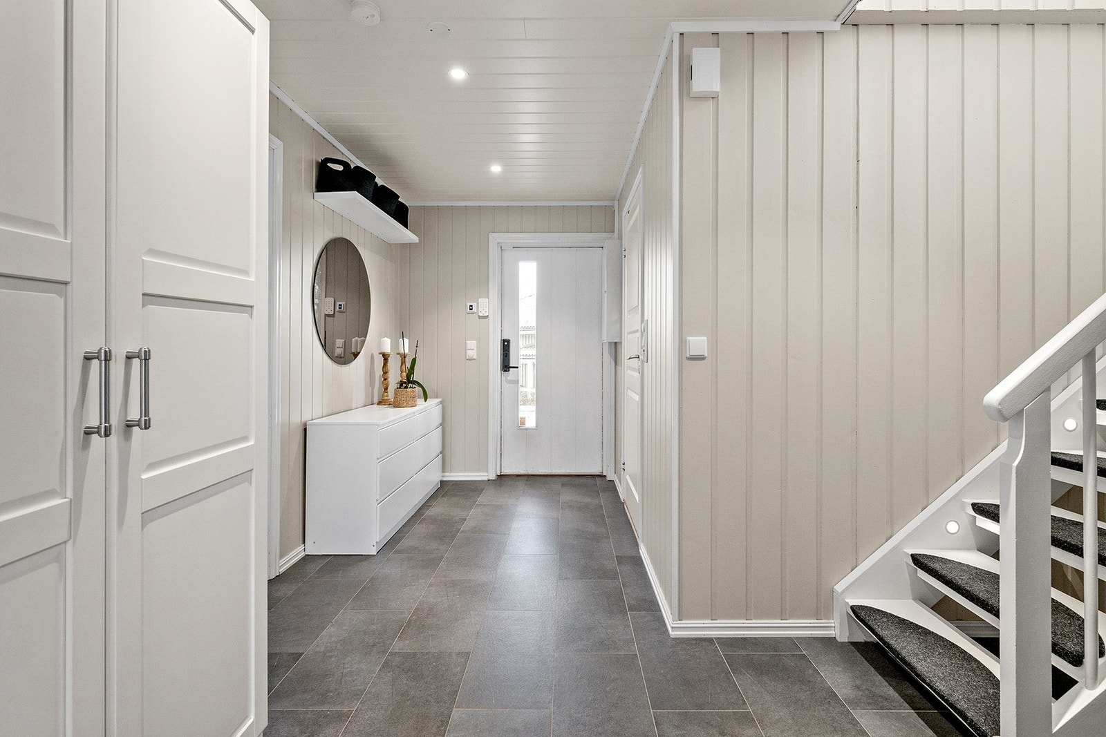 Innenfor møtes du av en romslig entré som gir et godt førsteinntrykk. Her er det god plass til ønskelig garderobeløsning. Galleribilde