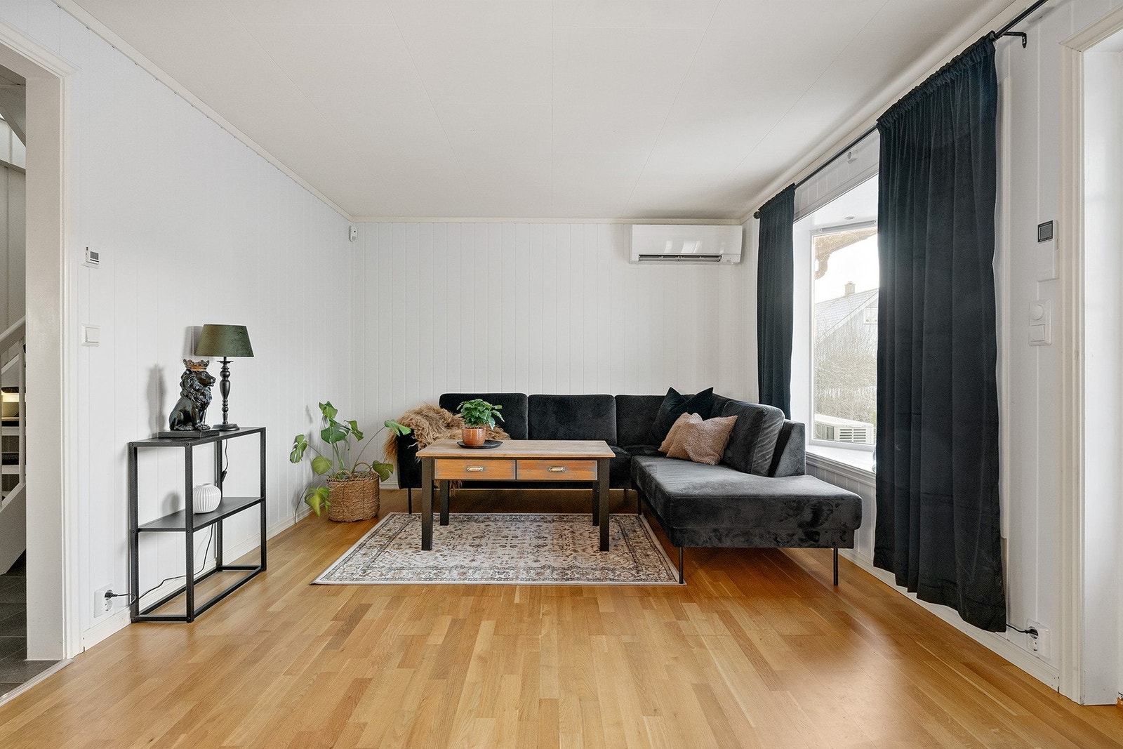 Stuen er lett å møblere, med god plass til en stor sofa, tv-løsning og spisestue der man enkelt kan invitere familie og venner. Galleribilde