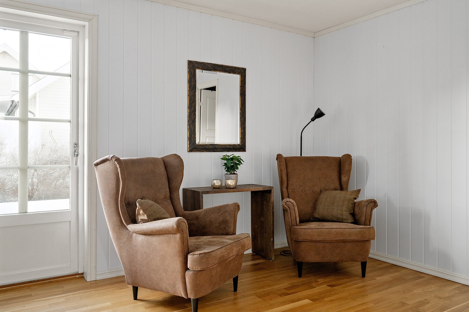 Gulvet er belagt med tre-stavs parkett med elektrisk gulvvarme, og veggene i lyse panelflater gir rommet en lun og tidløs karakter. Galleribilde