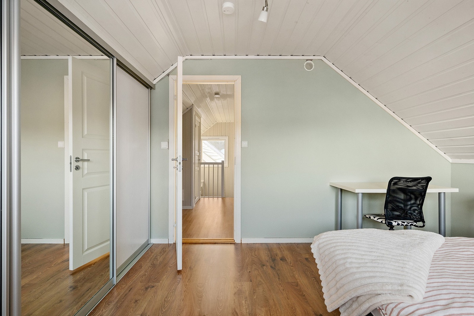 Plassbygd skyvedørsgarderobe med speil som både gir praktisk lagringsplass og øker romfølelsen. Galleribilde