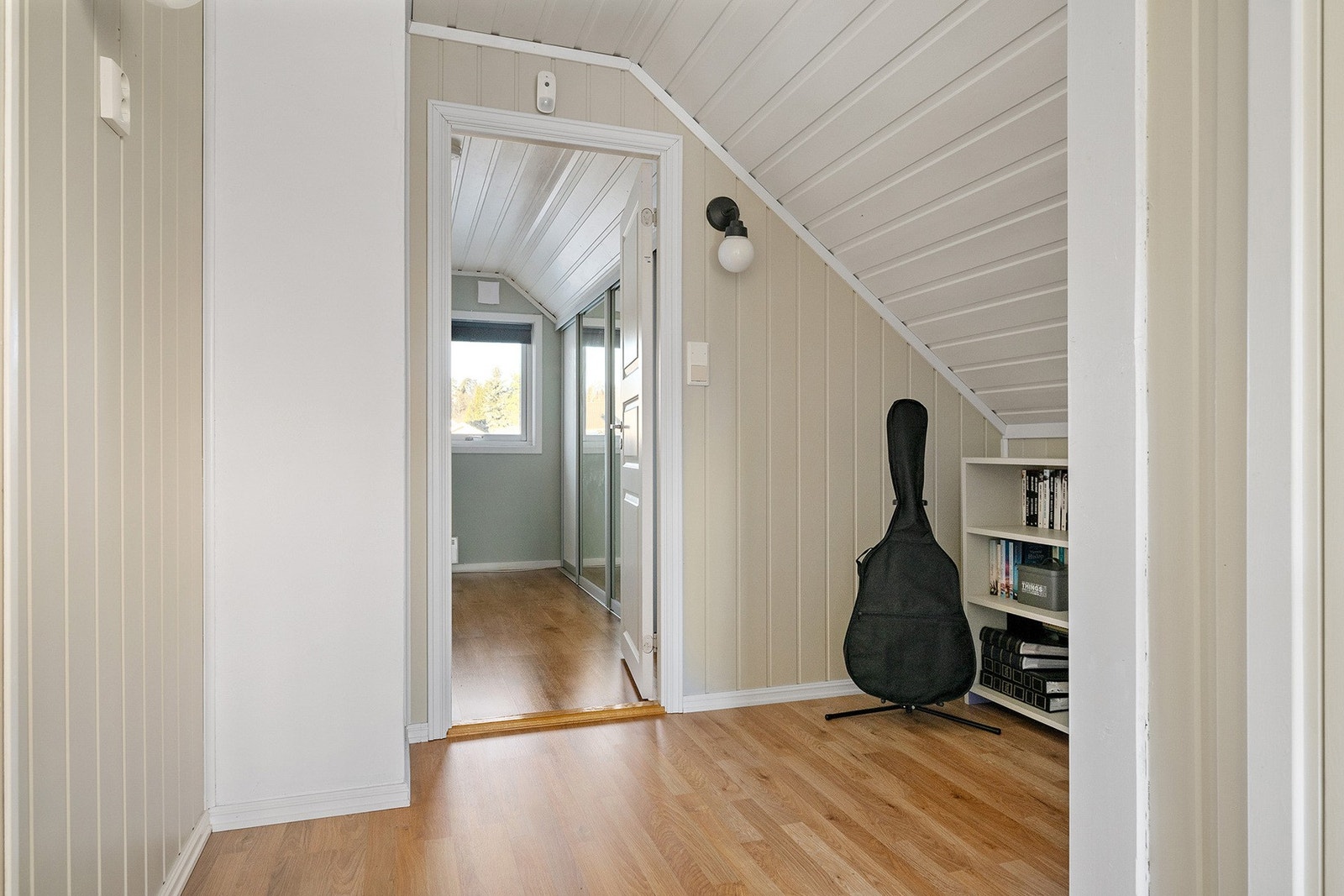 I andre etasje møtes du av en lys og praktisk gang som egner seg godt til ekstra lagringsplass eller som en liten hjemmekontorløsning. Galleribilde
