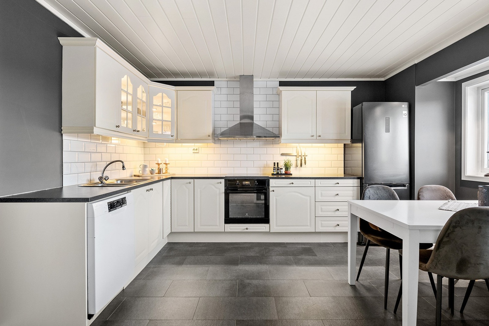 Kjøkkenet ligger praktisk til med direkte adkomst fra entréen, og fremstår som et lunt og trivelig samlingspunkt. Galleribilde