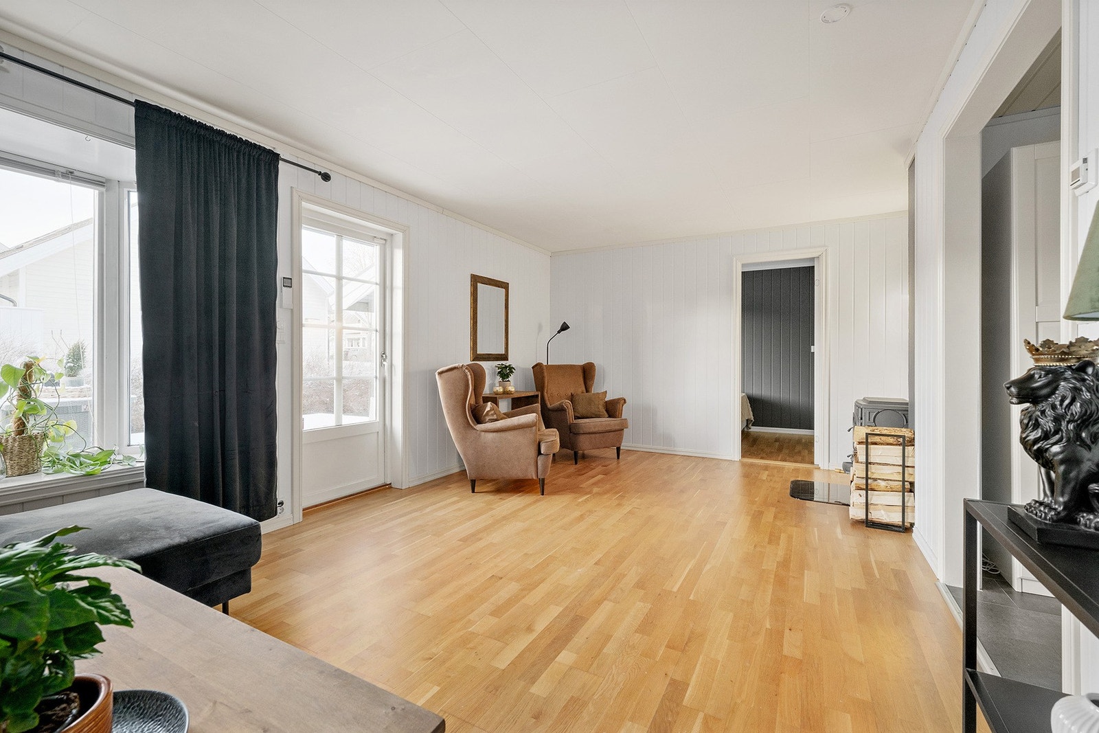 Store vinduer og en innglasset balkongdør slipper inn rikelig med lys og gir en behagelig atmosfære gjennom hele dagen. Galleribilde