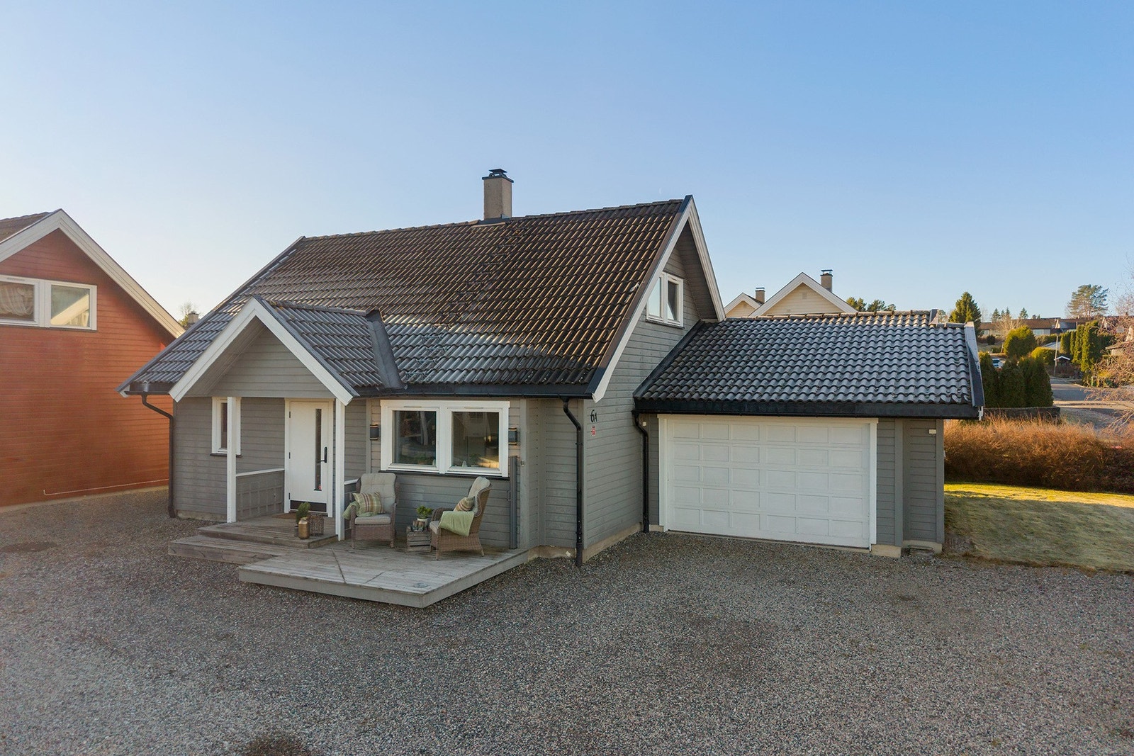 Det er godt med biloppstillingsplasser på singlet gårdsplass og i garasje på 36 m². I garasjen er det montert elbil-lader. Galleribilde