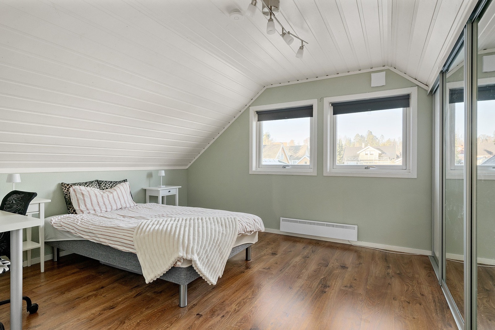 Hovedsoverommet oppe oppleves som luftig og innbydende, med en-stavs laminatgulv. Galleribilde