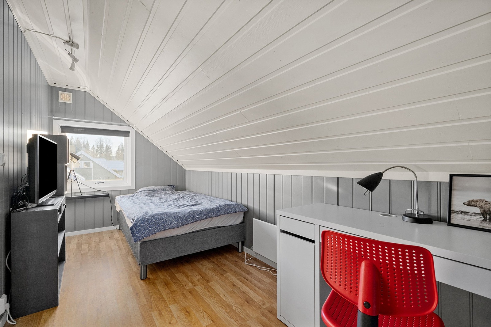 Det øvrige soverommet har tre-stavs laminat på gulv, gode lysforhold og plass til både seng og garderobeskap eller kommode. Galleribilde