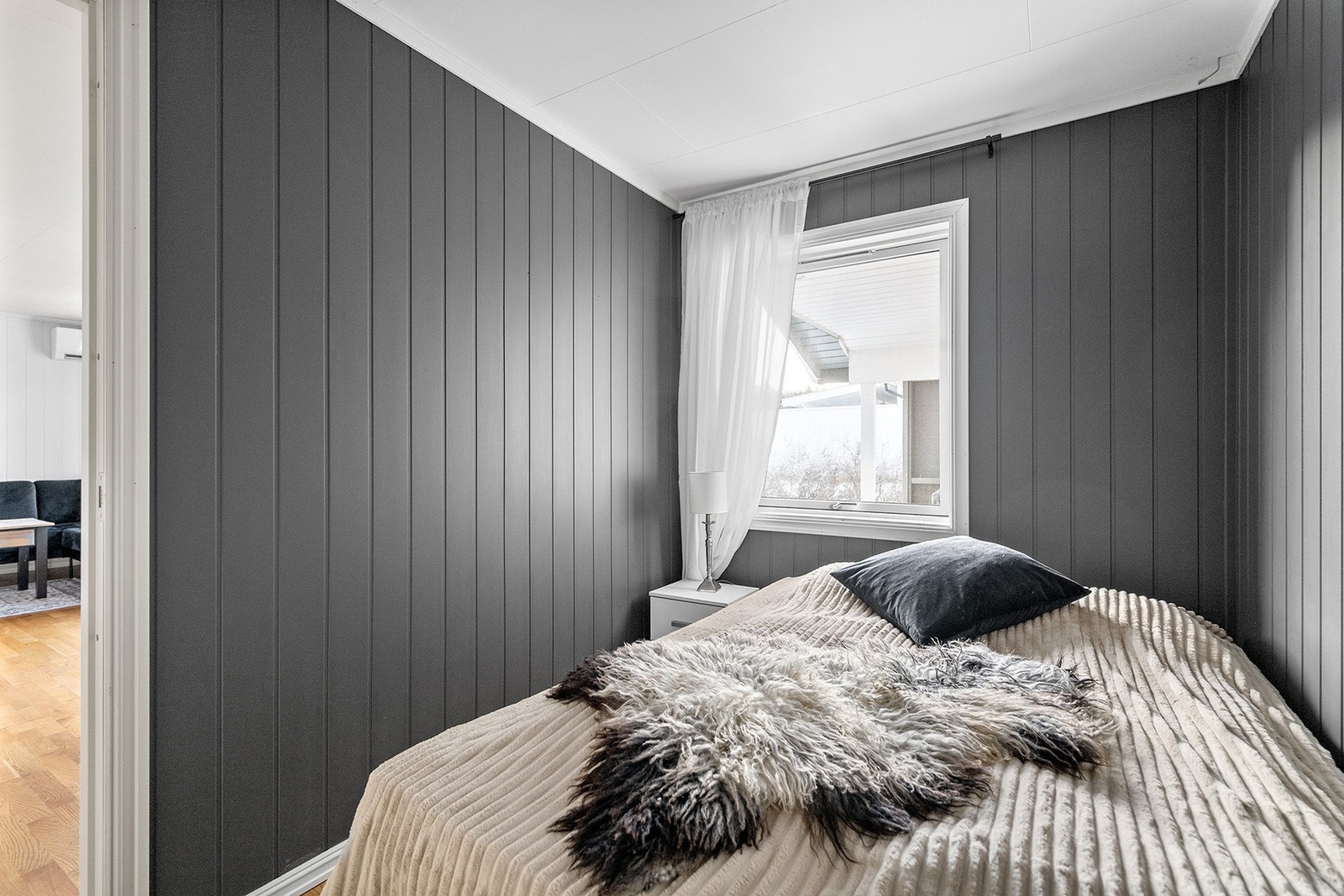 Boligen har tre soverom, fordelt med ett i første etasje og to i andre etasje. Galleribilde