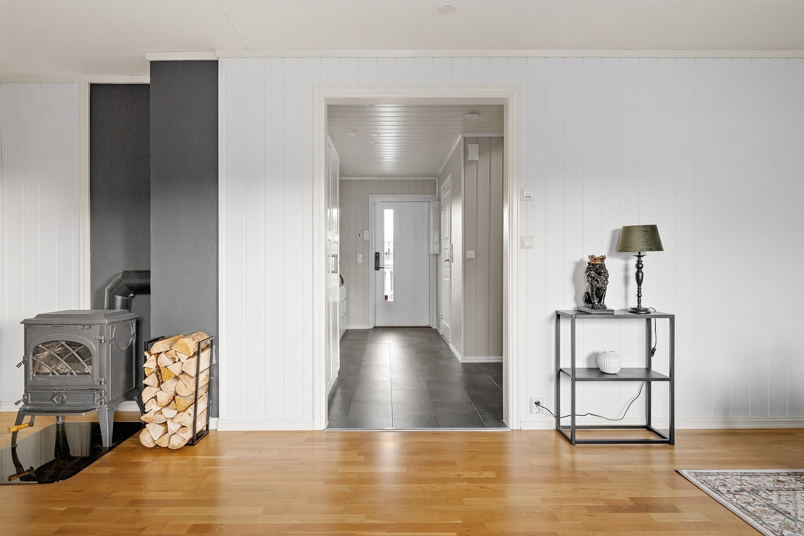 I stuen er det en sjarmerende vedovn som tilfører både varme og stemning, perfekt på kjøligere dager. Galleribilde